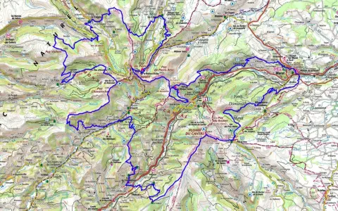 Carte des sentiers de randonnée dans les monts du Cantal, avec des itinéraires GR400 et GR465 traversant des volcans et des villages.