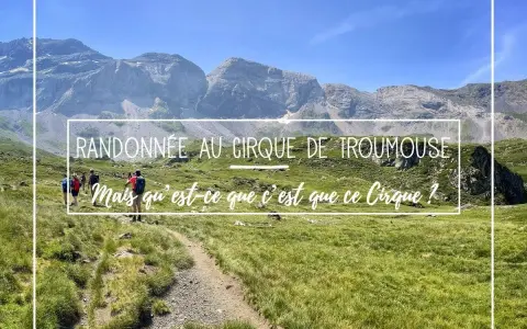 Randonnée au cirque de Troumouse, un paysage de montagne spectaculaire avec des randonneurs sur un sentier.