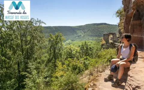 Une randonneuse profite de la vue sur la vallée verdoyante, vestige d'un château, lors de sa traversée du massif des Vosges, gr 53.
