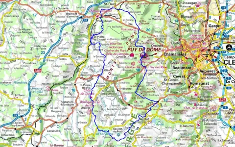 Carte routière du Puy de Dôme, avec le GR 441 en bleu. La route A89 traverse la zone.