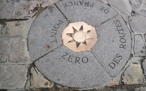 Point Zéro, point de départ de toutes les routes de France, gravé sur la pierre.