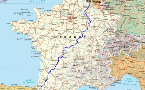 Carte de France avec une ligne bleue traversant le pays, de la Belgique à la Méditerranée. La ligne bleue représente les gr 654 étapes.
