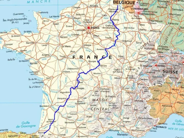 Carte de France avec une ligne bleue traversant le pays, de la Belgique à la Méditerranée. La ligne bleue représente les gr 654 étapes.
