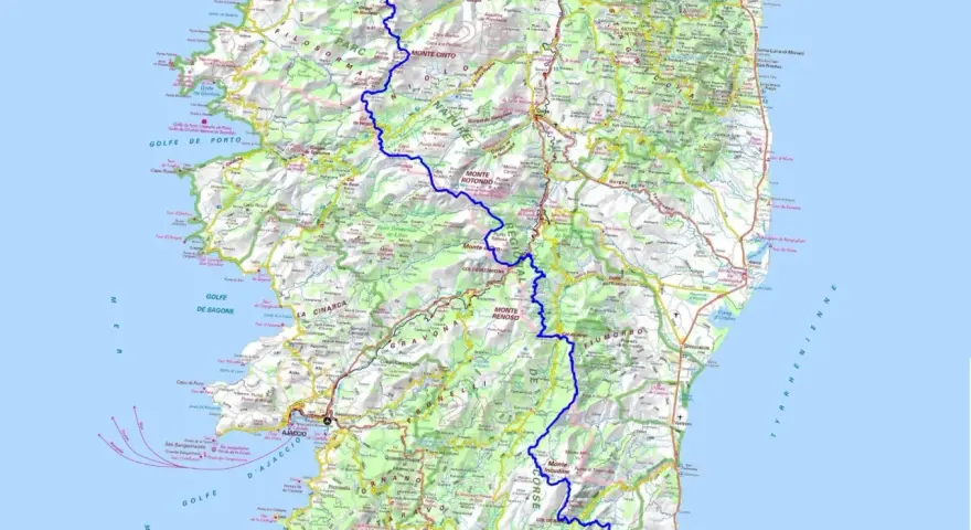 Carte du GR20 en Corse, traversant des montagnes comme le Monte Cinto et le Monte Rotondo, longeant des golfes et des rivières.