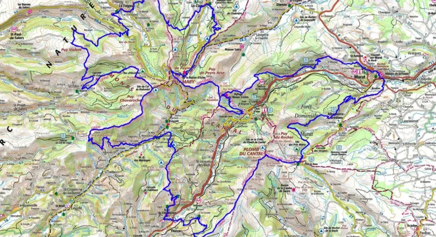 Carte des sentiers de randonnée dans les monts du Cantal, avec des itinéraires GR400 et GR465 traversant des volcans et des villages.