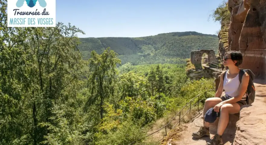 Une randonneuse profite de la vue sur la vallée verdoyante, vestige d'un château, lors de sa traversée du massif des Vosges, gr 53.