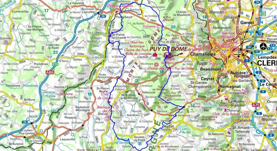 Carte routière du Puy de Dôme, avec le GR 441 en bleu. La route A89 traverse la zone.
