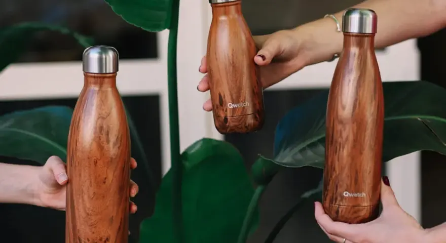 Trois gourdes inox au design bois, parfaites pour nettoyer et emporter vos boissons partout.