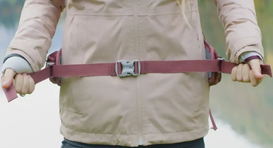 Ajustement de la ceinture d'un sac à dos de randonnée pour un confort optimal. La sangle est bien tendue.