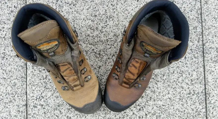 Paire de chaussures de randonnée Meindl, une plus sale que l'autre. Apprenez comment nettoyer des chaussures de randonnée pour les garder en bon état.