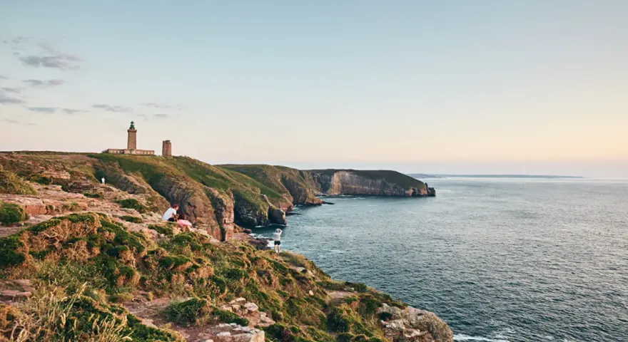 Vue panoramique sur le Cap Fréhel, avec son phare emblématique et les falaises bretonnes. Parfait pour une randonnée sur le GR 34.