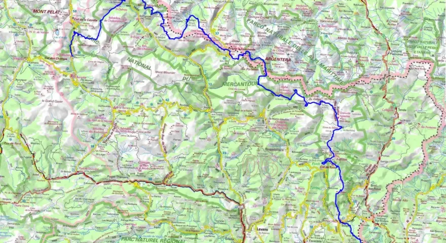Carte touristique des Alpes Maritimes, avec un itinéraire GR 52 bleu tracé.