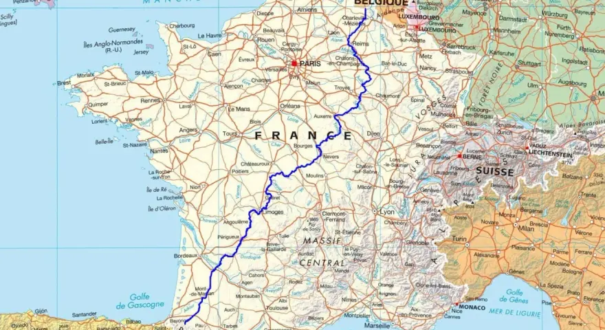 Carte de France avec une ligne bleue traversant le pays, de la Belgique à la Méditerranée. La ligne bleue représente les gr 654 étapes.