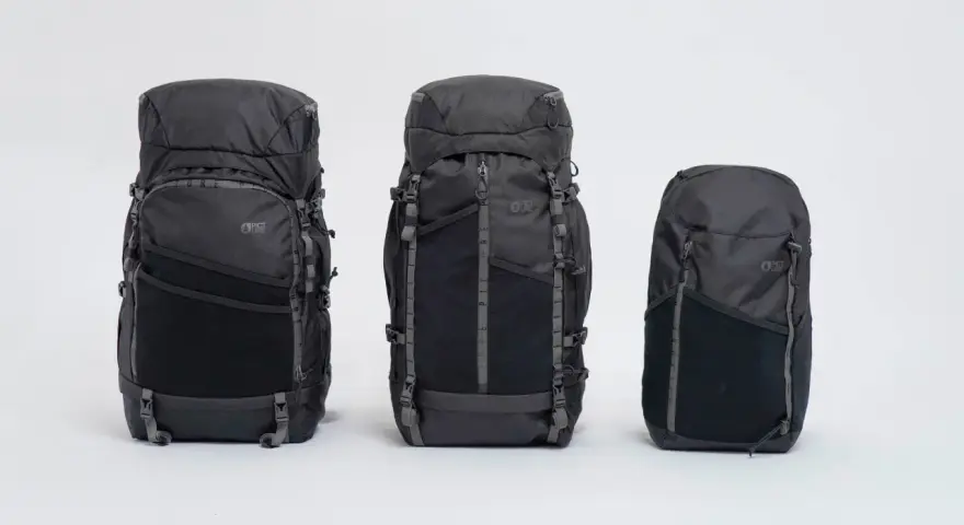 Trois sacs à dos noirs de tailles différentes, parfaits pour toutes vos aventures. Le plus grand est idéal pour les longs voyages, le moyen pour les excursions d'une journée, et le plus petit pour les sorties rapides.