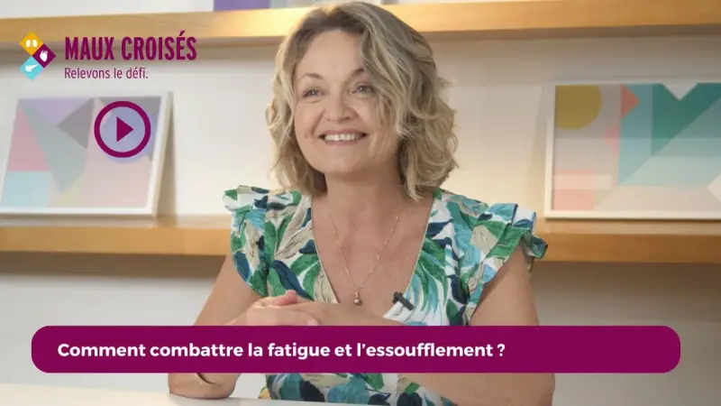 Une femme souriante parle de comment combattre la fatigue et l'essoufflement, peut-être lié à la dyspnée d'effort.