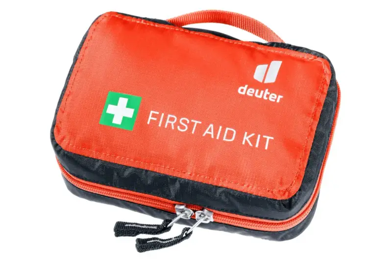 Trousse de secours randonnée liste : une trousse orange et noire Deuter avec un logo blanc et une croix verte. Indispensable pour toute aventure.